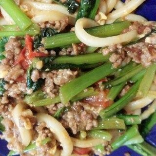 挽き肉とトマトと小松菜の焼きうどん